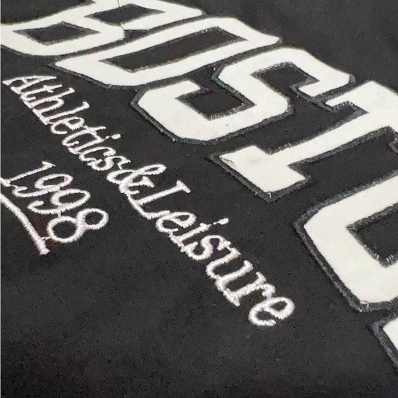 Boston Men’s Crewneck Sweater New Season - Picture 2 of 3